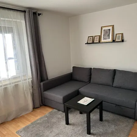 Schoene 75qm Wohnung, Zentral, Ruhig, 2 Schlafzimmer Und Kueche, Office Апартаменты *