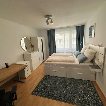 Schoene 75qm Wohnung, Zentral, Ruhig, 2 Schlafzimmer Und Kueche, Office Апартаменты