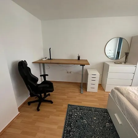 Schoene 75qm Wohnung, Zentral, Ruhig, 2 Schlafzimmer Und Kueche, Office