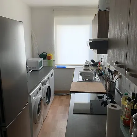 Schoene 75qm Wohnung, Zentral, Ruhig, 2 Schlafzimmer Und Kueche, Office